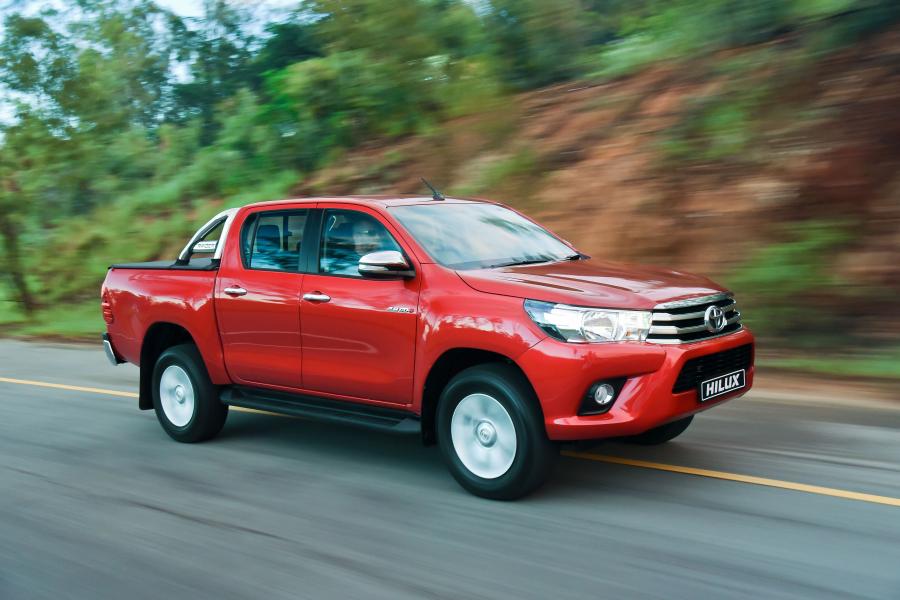  Toyota Hilux 4x4 Raider Double Cab 2016 года  (ZA) (фото 15 из 40)
